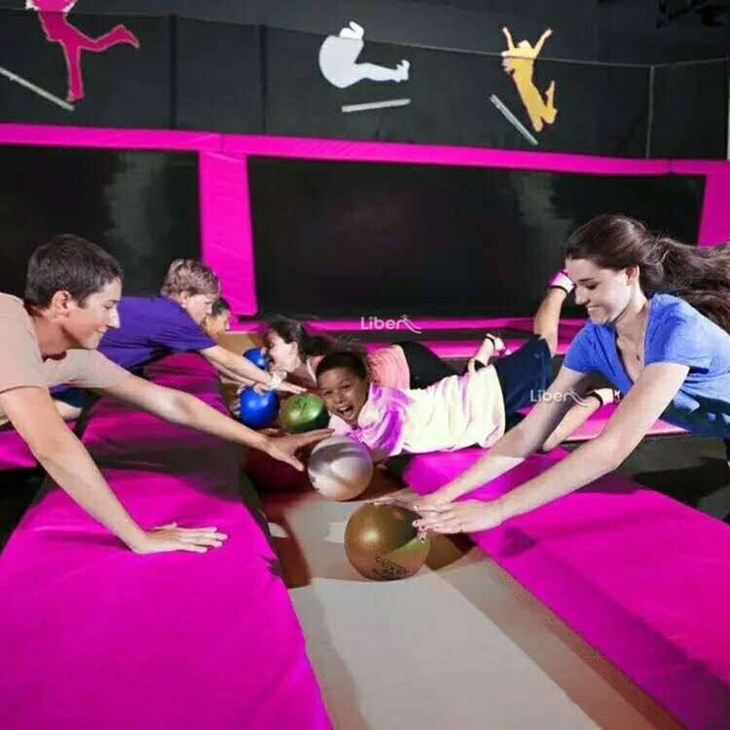 趣味的蹦床運動