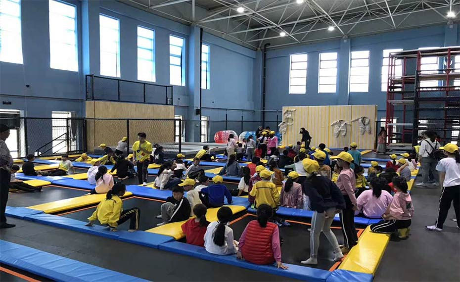 蹦床館