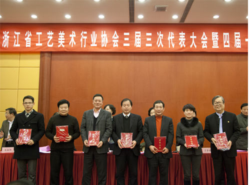 董事長章常義榮獲浙江工美協(xié)會“突出貢獻(xiàn)獎”