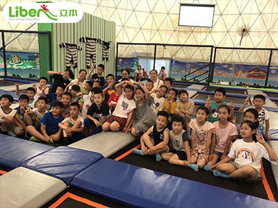 如何為蹦床公園做好防護措施減少投資的風(fēng)險?