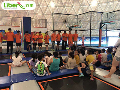 在室內(nèi)蹦床公園中有哪些適合企業(yè)團建活動的互動游戲?